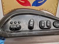 Ferrari 599 GTB “Tailor Made” – Restauro completo delle plastiche >>> - I comandi dei sedili elettrici lato guida con la modanatura in carbonio. (PRIMA)