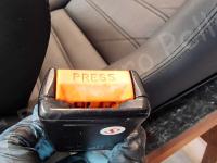 Ferrari F355 – Restauro completo degli interni (pelle e plastiche) >>>>>>> - Pulsanti di sgancio delle cinture di sicurezza. (PRIMA)