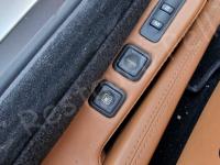 Ferrari 575M Maranello – Restauro plastiche appiccicose  >>>>>>>>>>>> - Dettaglio dei pulsanti per apertura sportello carburante e baule. (PRIMA)