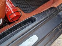 Porsche Cayman S – Restauro completo interno (pelle e plastiche) >>> - Battitacco lato passeggero. (PRIMA)