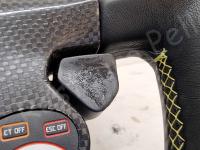 Ferrari F12 Berlinetta – Restauro completo delle plastiche >>>>>>>>>>>> - Dettagli dei vari comandi sul volante. (PRIMA)