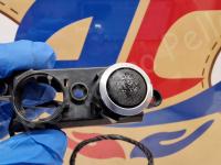 Ferrari F12 Berlinetta – Restauro completo delle plastiche >>>>>>>>>>>> - Il pulsante per l'accensione manuale della telecamera posteriore. (PRIMA)