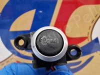 Ferrari F12 Berlinetta – Restauro completo delle plastiche >>>>>>>>>>>> - Il pulsante per l'apertura del cassetto portaoggetti. (PRIMA)