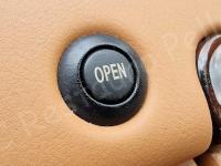 Maserati Quattroporte – Restauro completo delle plastiche e del cielo >>> - Il pulsante di apertura del cassetto portaoggetti. (PRIMA)