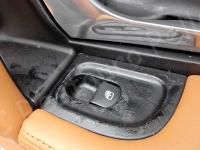 Maserati Quattroporte – Restauro completo delle plastiche e del cielo >>> - Comando alzacristallo elettrico. (PRIMA)