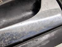 Maserati Quattroporte – Restauro completo delle plastiche e del cielo >>> - Dettaglio della maniglia in acciaio. (PRIMA)