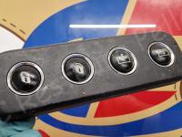 Maserati Quattroporte – Restauro completo delle plastiche e del cielo >>> - I comandi posteriori per tendina lunotto e chiusura centralizzata. (PRIMA)