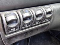 Ferrari 360 Modena – Restauro completo degli interni (pelle e plastiche)  - I pulsanti e la modanatura a sinistra del volante. (PRIMA)