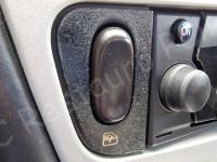 Ferrari 360 Modena – Restauro completo degli interni (pelle e plastiche)  - Dettaglio dei pulsanti degli alzacristalli. (PRIMA)