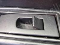 Ferrari 360 Modena – Restauro completo degli interni (pelle e plastiche)  - Dettaglio della maniglia e della sicura. (PRIMA)