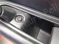 Ferrari 360 Modena – Restauro completo degli interni (pelle e plastiche)  - Dettaglio della parte bassa del maniglione tiraporta. (PRIMA)