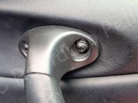 Ferrari 360 Modena – Restauro completo degli interni (pelle e plastiche)  - Dettaglio della parte superiore del maniglione tiraporta. (PRIMA)