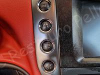 Maserati Granturismo – Restauro completo delle plastiche appiccicose - Dettaglio dei pulsanti al lato dello schermo. (PRIMA)