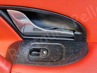 Maserati Granturismo – Restauro completo delle plastiche appiccicose - La modanatura dietro la maniglia apriporta e gli alzacristalli elettrici lato passeggero. (PRIMA)