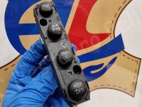 Maserati Granturismo – Restauro completo delle plastiche appiccicose - I pulsanti a sinistra dello schermo. (PRIMA)