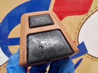 Ferrari FF – Restauro completo delle plastiche appiccicose >>>>>>>>>>>>>> - I comandi per l'auto park e il freno di stazionamento elettrico. (PRIMA)