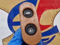 Ferrari FF – Restauro completo delle plastiche appiccicose >>>>>>>>>>>>>> - I pulsanti per l'apertura del vano bagagli e dello sportello carburante. (PRIMA)