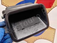 Ferrari FF – Restauro completo delle plastiche appiccicose >>>>>>>>>>>>>> - Maniglia chiusura cofano bagagli. (PRIMA)