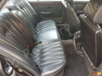 BMW M535i (E28) - anno 1985 - Restauro completo dell’interno in pelle - Panoramica del divano posteriore. (PRIMA)