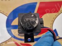 Ferrari 599 GTO - Restauro plastiche appiccicose >>>>>>>>>>>>>>>>>>>>> - Il pulsante per l'apertura del cassetto portaoggetti. (PRIMA)