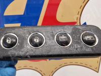 Maserati Quattroporte S – Restauro completo delle plastiche appiccicose - I comandi sul tunnel posteriore. (PRIMA)