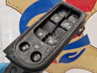 Maserati Quattroporte S – Restauro completo delle plastiche appiccicose - I comandi degli alzacristalli elettrici lato guida. (PRIMA)