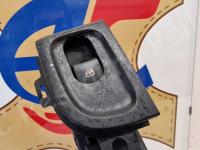 Maserati Quattroporte S – Restauro completo delle plastiche appiccicose - I comandi degli alzacristalli elettrici. (PRIMA)