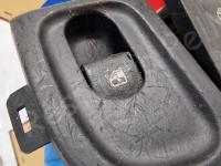 Maserati Quattroporte S – Restauro completo delle plastiche appiccicose - Dettagli. (PRIMA)