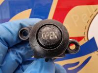 Maserati Quattroporte S – Restauro completo delle plastiche appiccicose - Il pulsante di apertura del cassetto portaoggetti. (PRIMA)