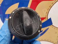 Maserati Quattroporte S – Restauro completo delle plastiche appiccicose - La manopola per il tettino elettrico. (PRIMA)