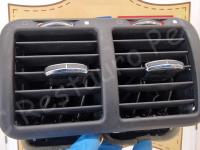 Maserati Quattroporte S – Restauro completo delle plastiche appiccicose - Le bocchette aria posteriori. (PRIMA)