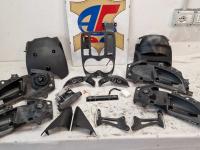 Maserati Quattroporte S – Restauro completo delle plastiche appiccicose - Panoramica del resto delle plastiche. (PRIMA)