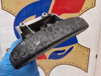 Maserati Quattroporte S – Restauro completo delle plastiche appiccicose - La maniglia di apertura del cassetto portaoggetti sul bracciolo centrale. (PRIMA)