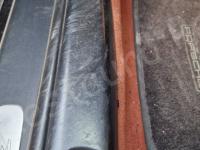 Porsche Boxster S 987 – Restauro completo dell’interno (pelle e plastiche) - Particolare del battitacco. (PRIMA)