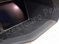 Ferrari 458 Italia Speciale – Restauro delle plastiche appiccicose >>>>>>>>>>>>>> - Dettagli delle modanature di plastica intorno agli strumenti. (PRIMA)