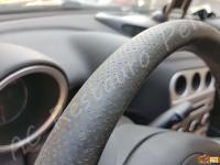 Alfa Romeo 156  - anno 2004 - Restauro volante, lavaggio interno e restauro plastiche. - Dettaglio della corona superiore. (PRIMA)