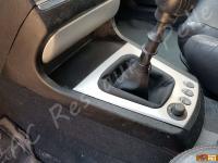 Alfa Romeo 156  - anno 2004 - Restauro volante, lavaggio interno e restauro plastiche. - Particolare della zona del cambio. (PRIMA)