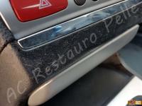Alfa Romeo 156  - anno 2004 - Restauro volante, lavaggio interno e restauro plastiche. - Dettaglio della plastica della consolle centrale. (PRIMA)
