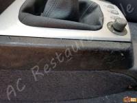 Alfa Romeo 156  - anno 2004 - Restauro volante, lavaggio interno e restauro plastiche. - Panoramica della plastica intorno alla leva del cambio. (PRIMA)