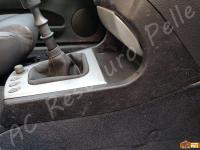 Alfa Romeo 156  - anno 2004 - Restauro volante, lavaggio interno e restauro plastiche. - Particolare della plastica intorno alla leva del cambio lato passeggero. (PRIMA)