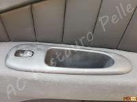 Alfa Romeo 156  - anno 2004 - Restauro volante, lavaggio interno e restauro plastiche. - Dettaglio plastiche portiera lato passeggero. (PRIMA)