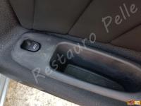 Alfa Romeo 156  - anno 2004 - Restauro volante, lavaggio interno e restauro plastiche. - Dettaglio plastiche portiera posteriore destra. (PRIMA)