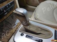 Mercedes classe E 320CDI (W211) - anno 2006 - Restauro completo interno in pelle  - Anche la leva del cambio versava in condizioni critiche. (PRIMA)