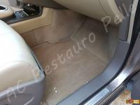 Nissan Murano  - anno 2009 - Pulizia interno in pelle e restauro pomello cambio - Particolare zona piedi lato passeggero. (PRIMA)