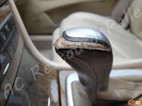 Mercedes classe E 320CDI (W211) - anno 2006 - Restauro completo interno in pelle  - Dettaglio della leva del cambio. (PRIMA)