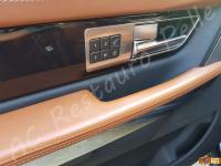 Range Rover Sport - anno 2010 - Restauro di sedili e plastiche e pulizia interno in pelle - Dettaglio del bracciolo sportello lato guida. (PRIMA)