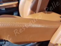 Range Rover Sport - anno 2010 - Restauro di sedili e plastiche e pulizia interno in pelle - Dettaglio del bracciolo interno sedile di guida. (PRIMA)
