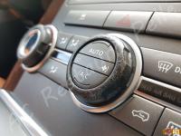 Range Rover Sport - anno 2010 - Restauro di sedili e plastiche e pulizia interno in pelle - Dettaglio dei comandi del climatizzatore con vernice appiccicosa. (PRIMA)