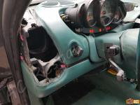 Porsche 911 Carrera 4 (996) - anno 1999 - Restauro completo dell’interno in pelle e della radica - Particolare della bocchetta aria lato guida. (PRIMA)