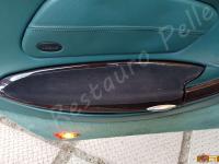 Porsche 911 Carrera 4 (996) - anno 1999 - Restauro completo dell’interno in pelle e della radica - Dettaglio poggiagomiti portiera lato guida. (PRIMA)